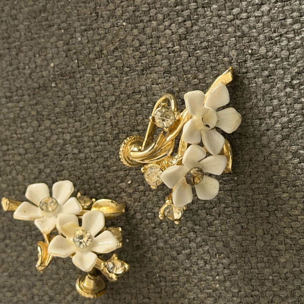 Vintage mid century Elegant Gold and White Floral Earrings